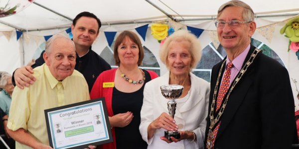 The Mayor standing with winners of Fremantle in Bloom