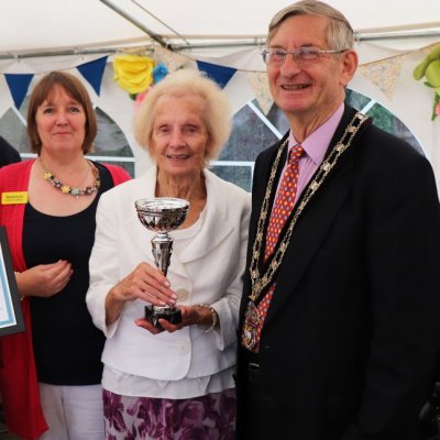 The Mayor standing with winners of Fremantle in Bloom